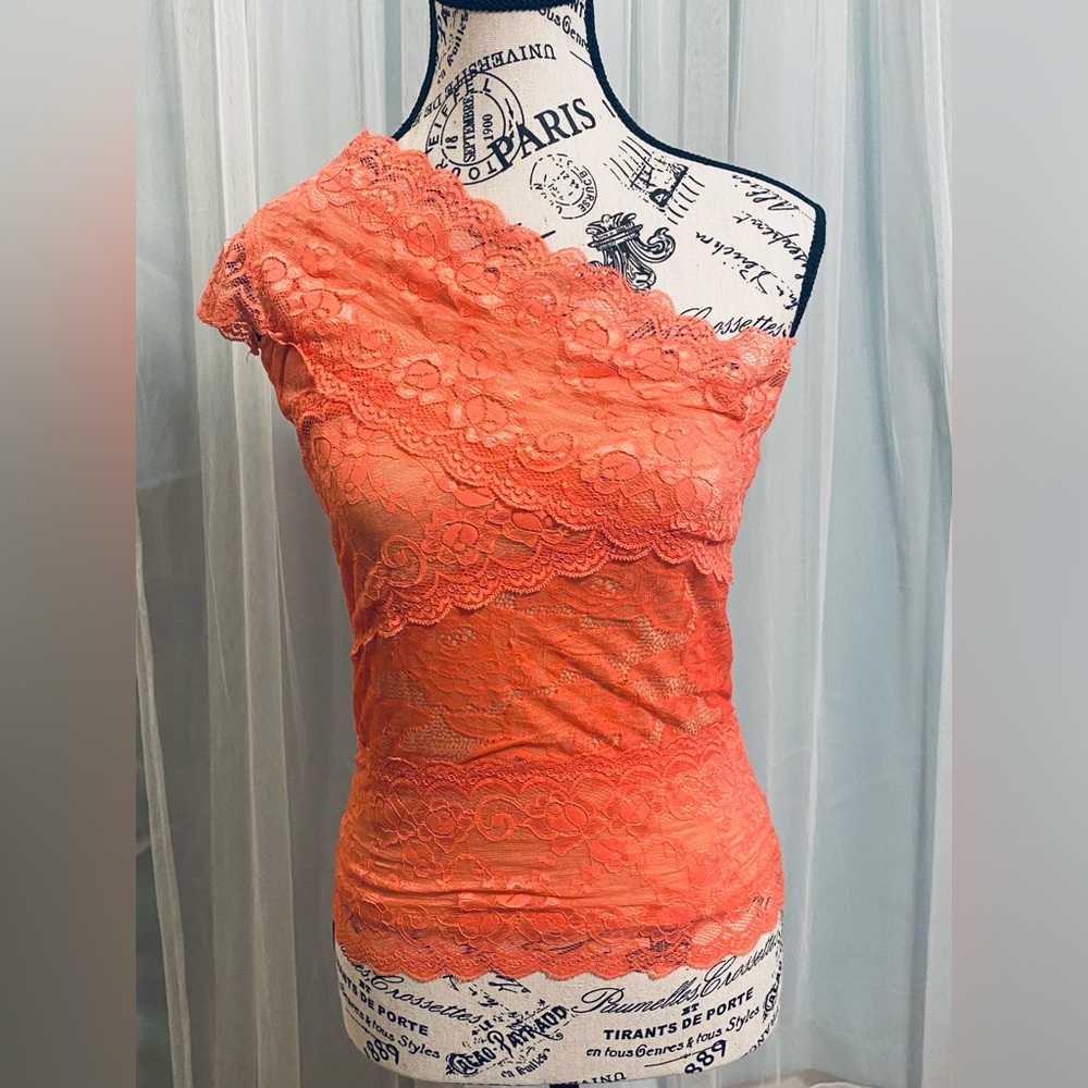 Pretty lace one shoulder top 🌸